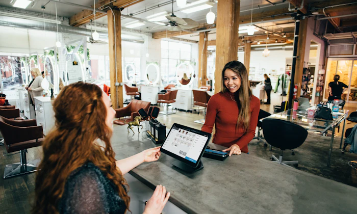 Emprendedor latino con su negocio en USA