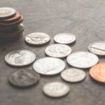 Frasco con monedas ahorradas para el reto de ahorro de 52 semanas