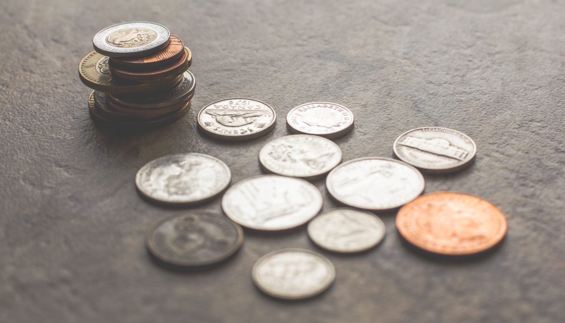Frasco con monedas ahorradas para el reto de ahorro de 52 semanas