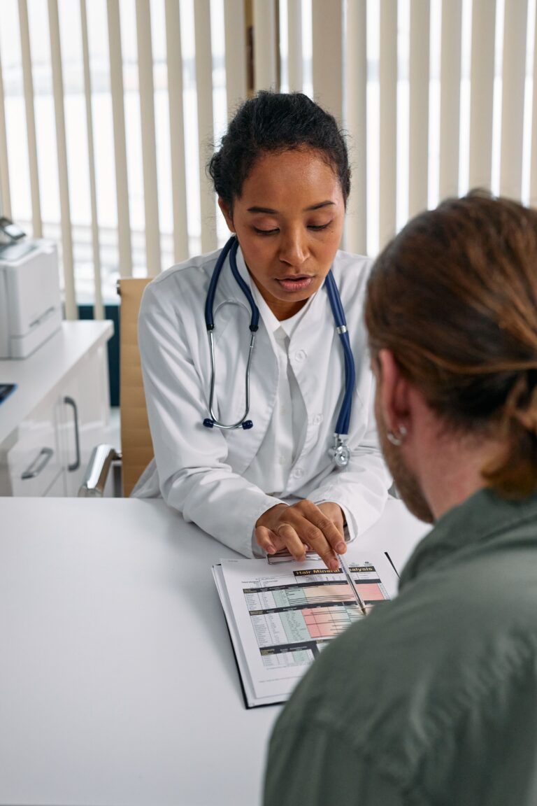 Consulta médica en una clínica comunitaria de bajo costo