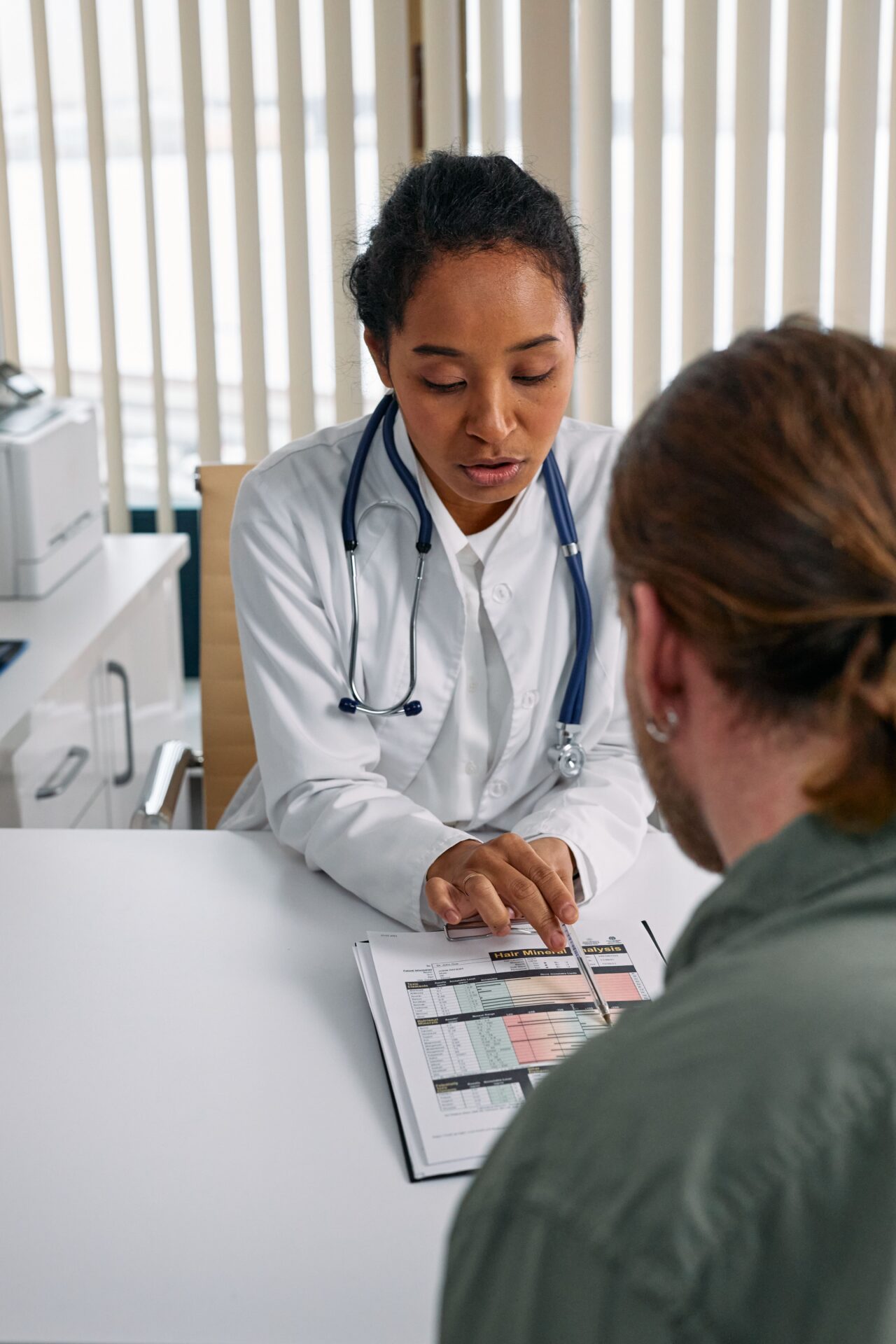 Consulta médica en una clínica comunitaria de bajo costo