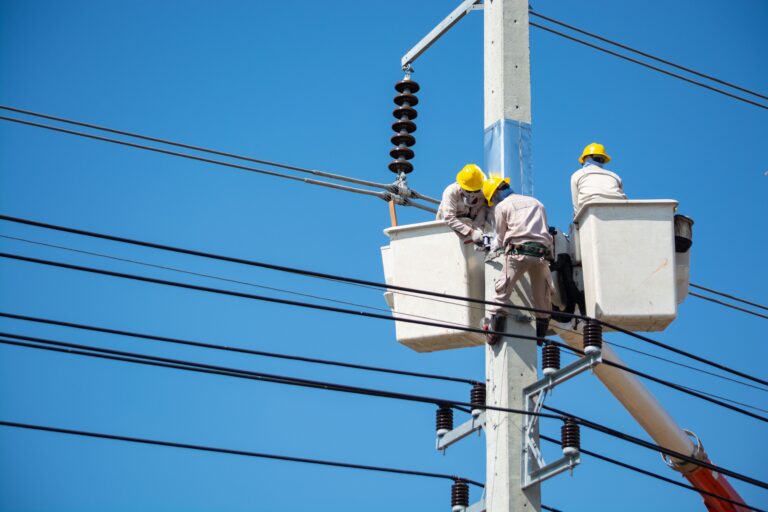 Electricista trabajando, uno de los oficios mejor pagados en USA