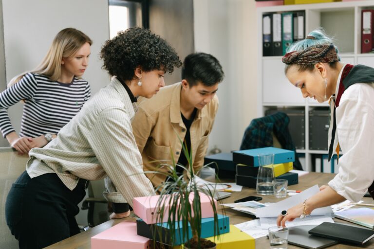 Emprendedor latino abriendo su propio negocio en USA