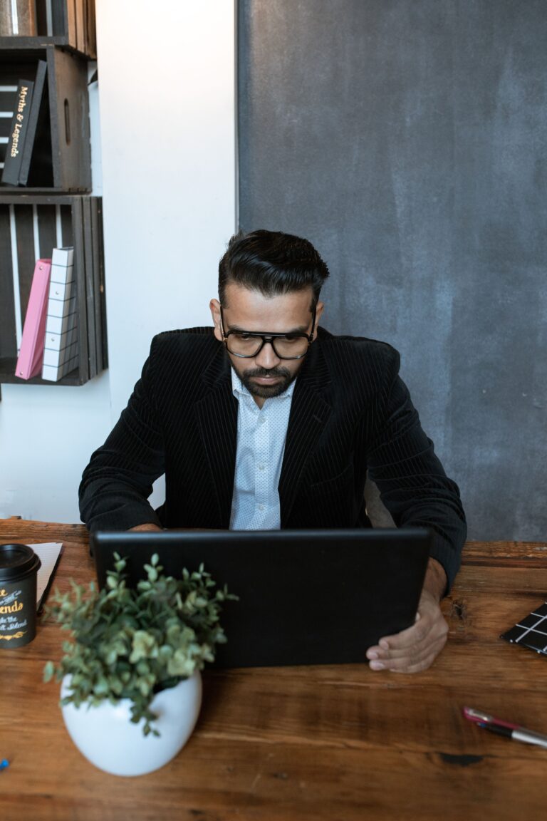 Emprendedor iniciando un negocio rentable con poco dinero