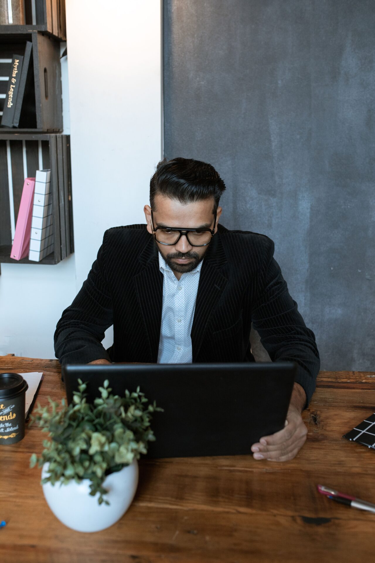 Emprendedor iniciando un negocio rentable con poco dinero