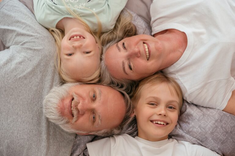 Familia feliz protegida con un seguro de vida