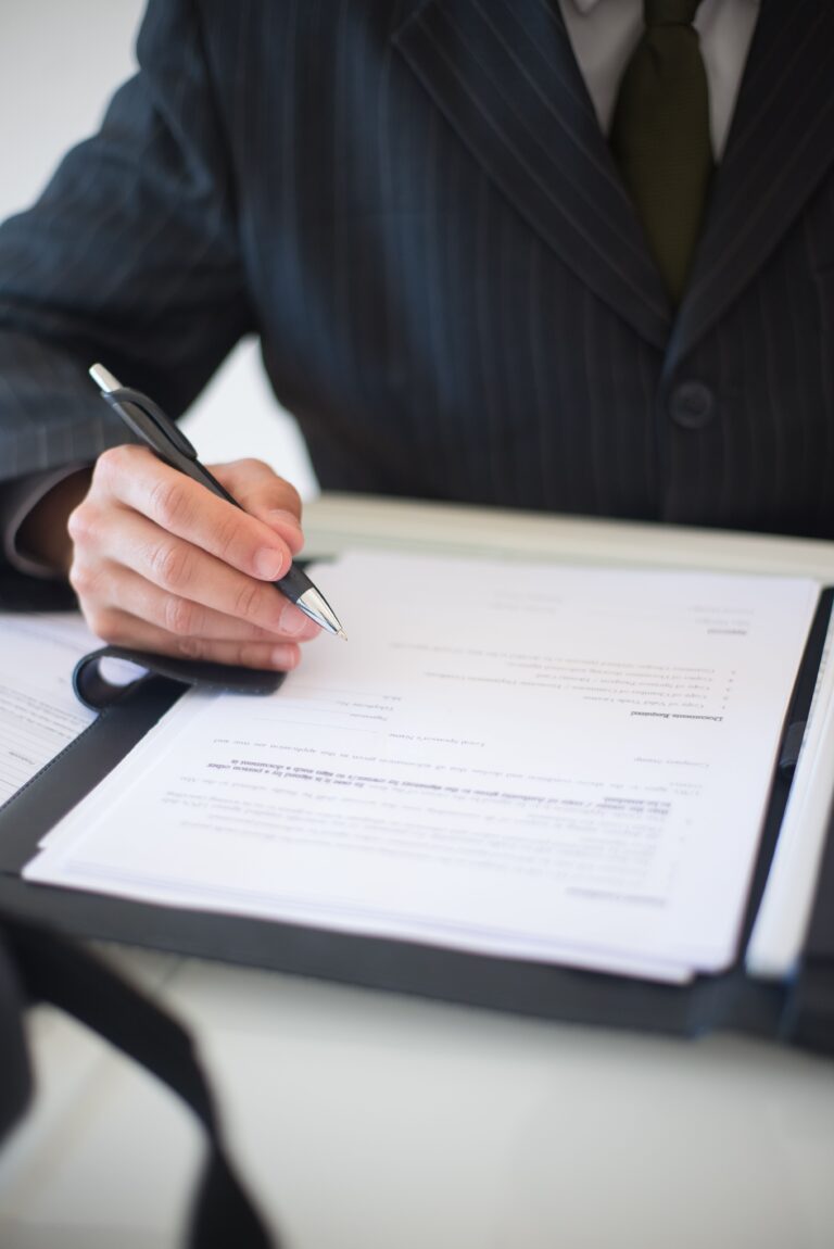 Firmando documentos legales de testamento y herencia