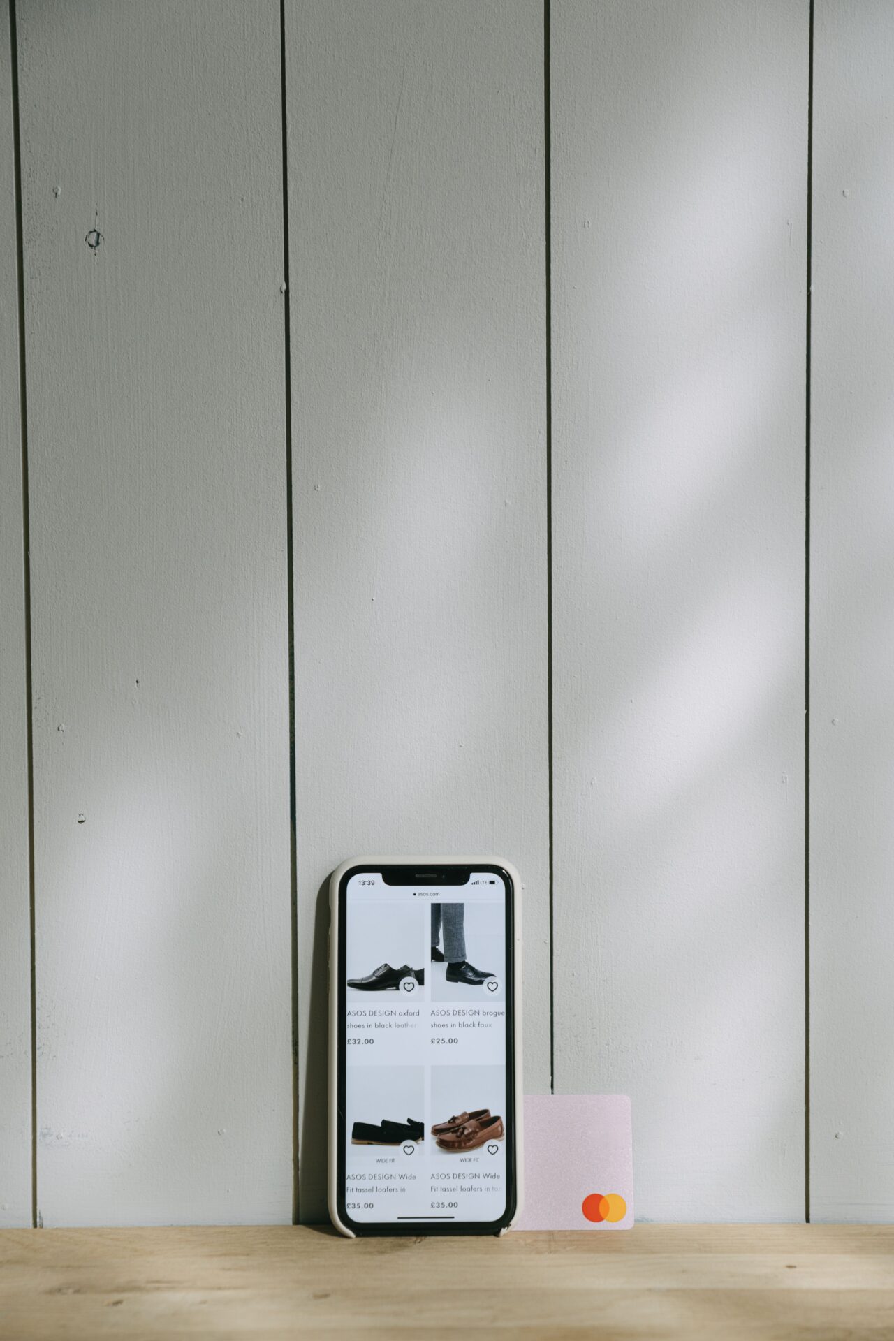 Persona invirtiendo con poco dinero desde una app en su celular