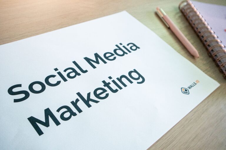 Emprendedor gestionando el marketing digital de su negocio en redes sociales