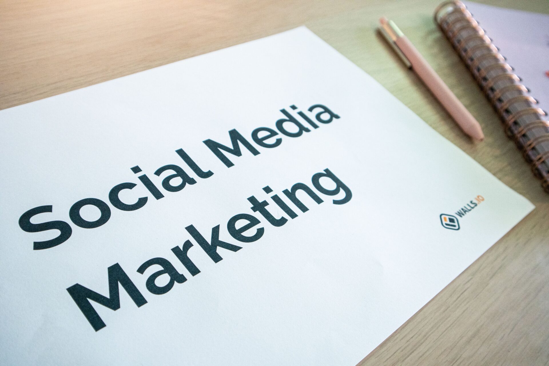 Emprendedor gestionando el marketing digital de su negocio en redes sociales