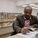 Persona leyendo libro de desarrollo personal y liderazgo