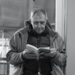 Emprendedor leyendo libro sobre cómo empezar un negocio