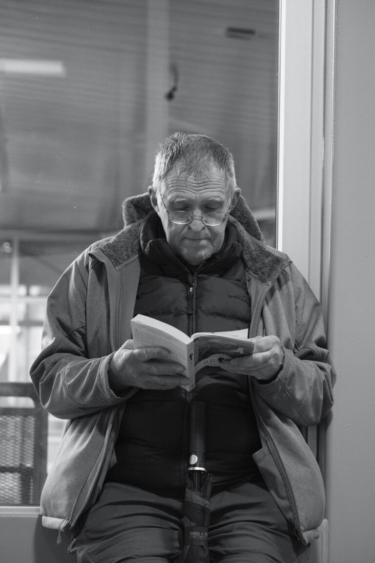Emprendedor leyendo libro sobre cómo empezar un negocio