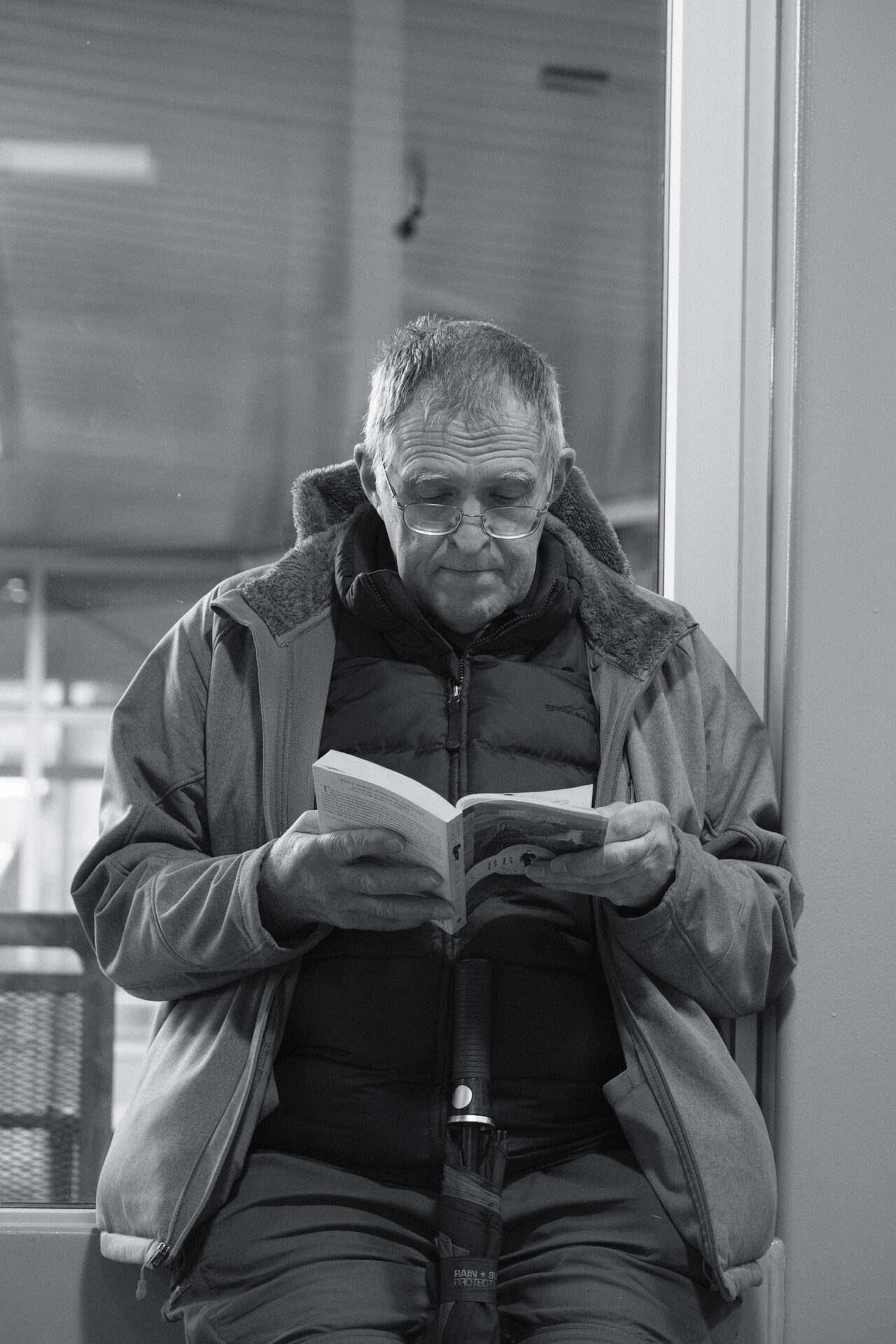 Emprendedor leyendo libro sobre cómo empezar un negocio