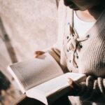 Persona leyendo un libro sobre psicología del dinero