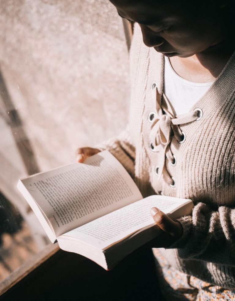 Persona leyendo un libro sobre psicología del dinero