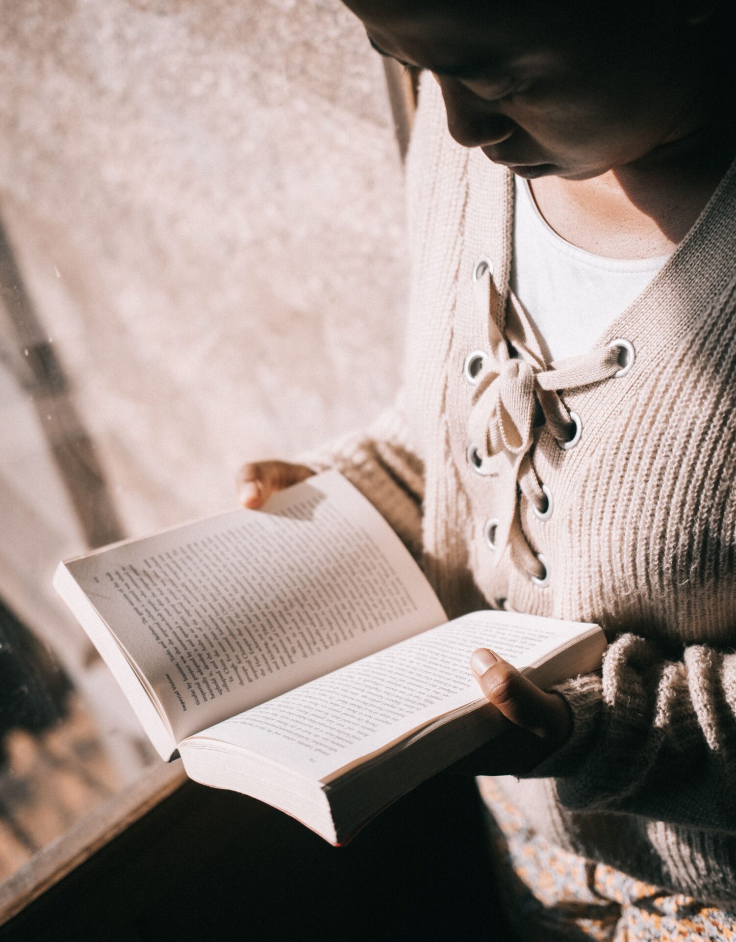 Persona leyendo un libro sobre psicología del dinero
