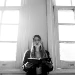 Persona leyendo libro de mentalidad financiera y superación