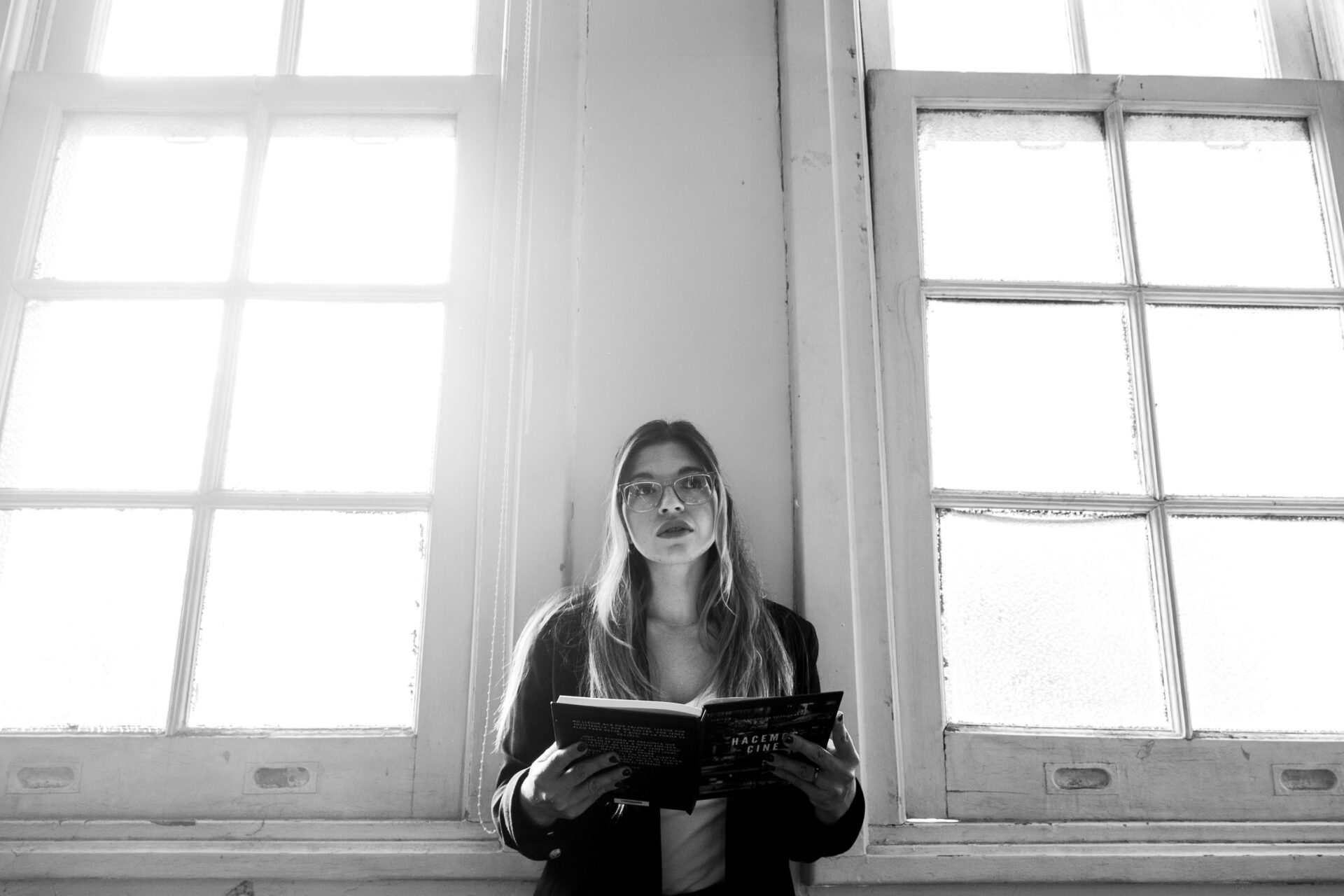 Persona leyendo libro de mentalidad financiera y superación